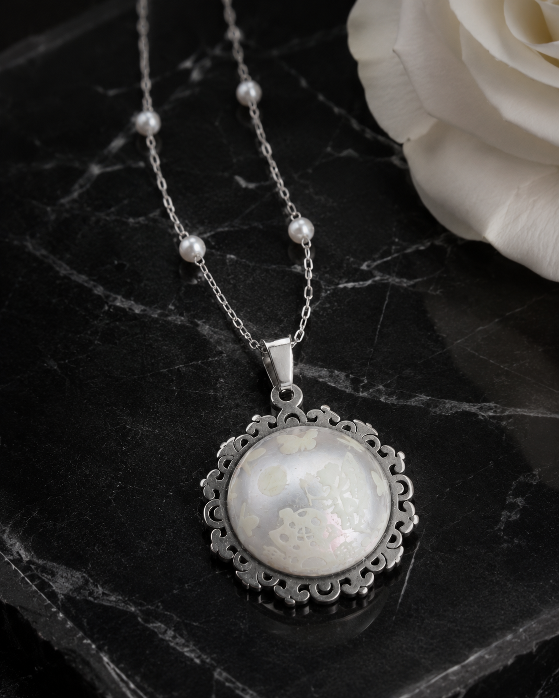 Collier rond à dentelle moyenne perle blanche de la fée félicia