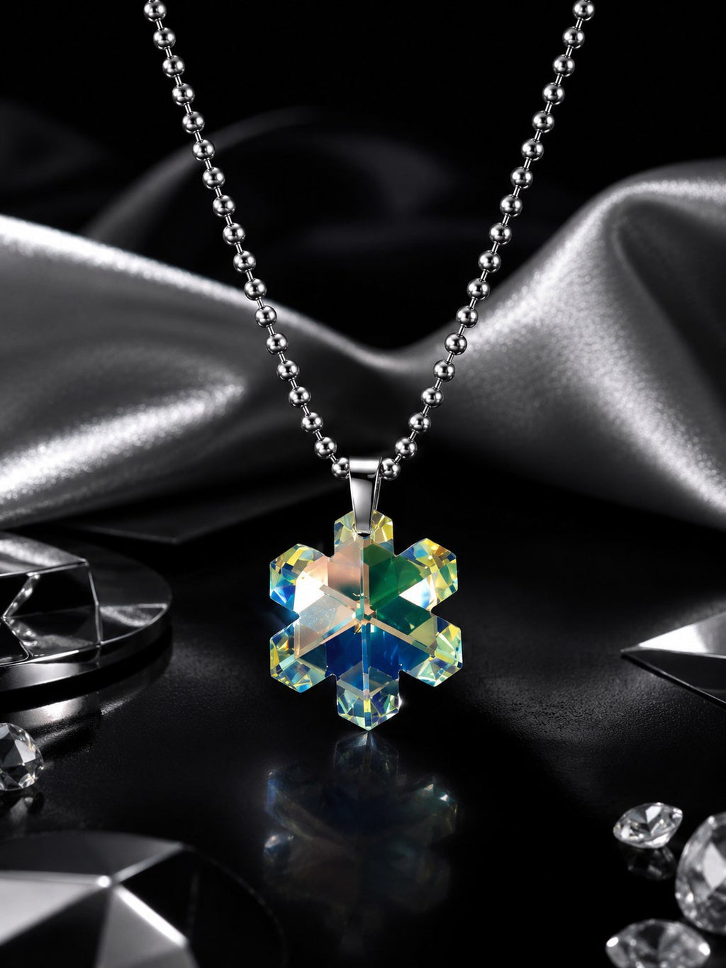 Le collier gros flocon hivernal en cristal argenté
