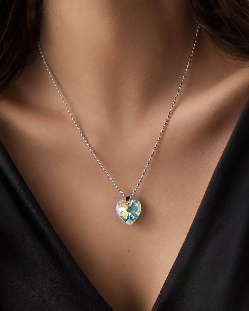 Le collier petit cœur enchanté en cristal argenté ...