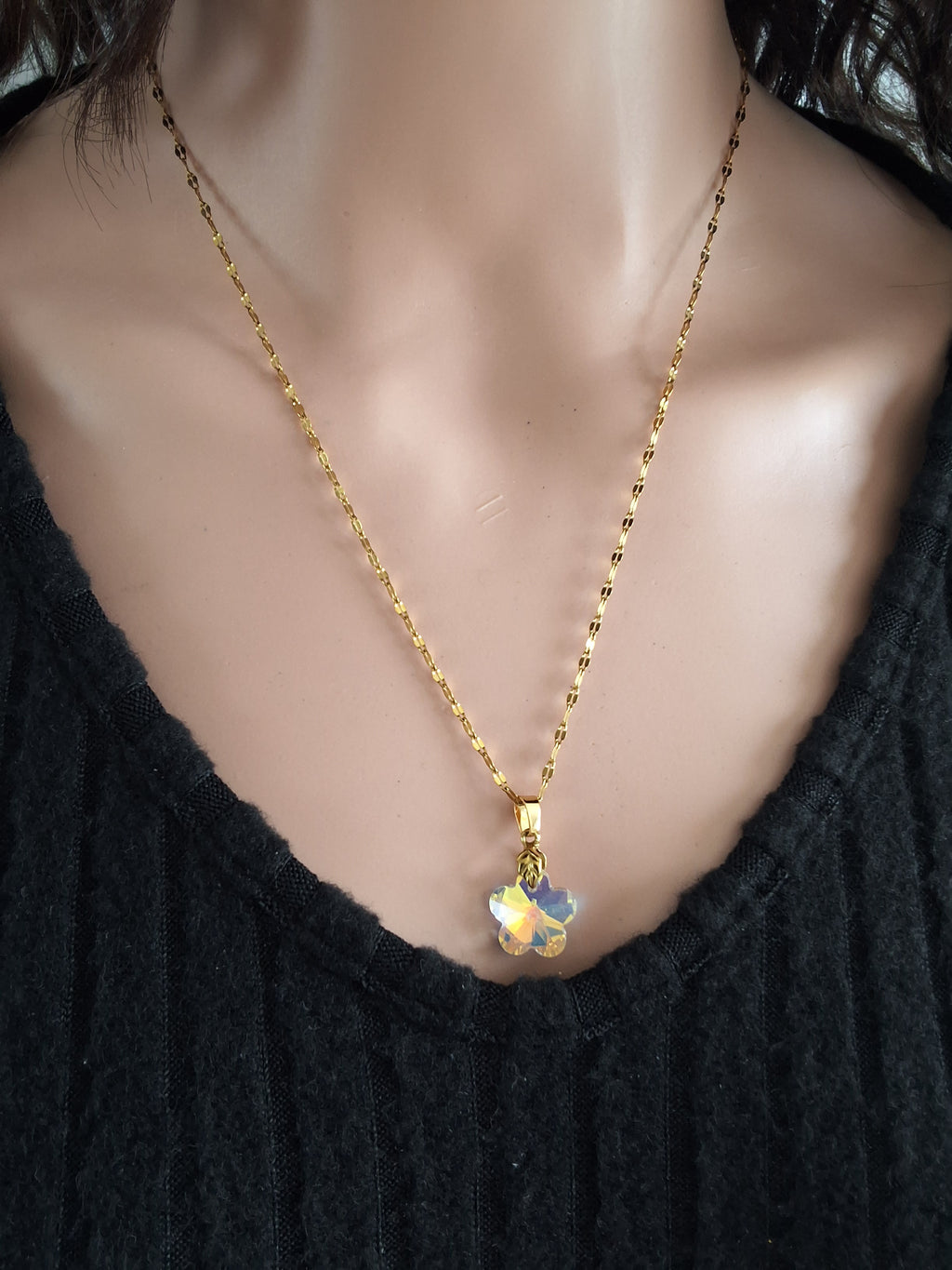 Collier fleur de fraise en cristal or