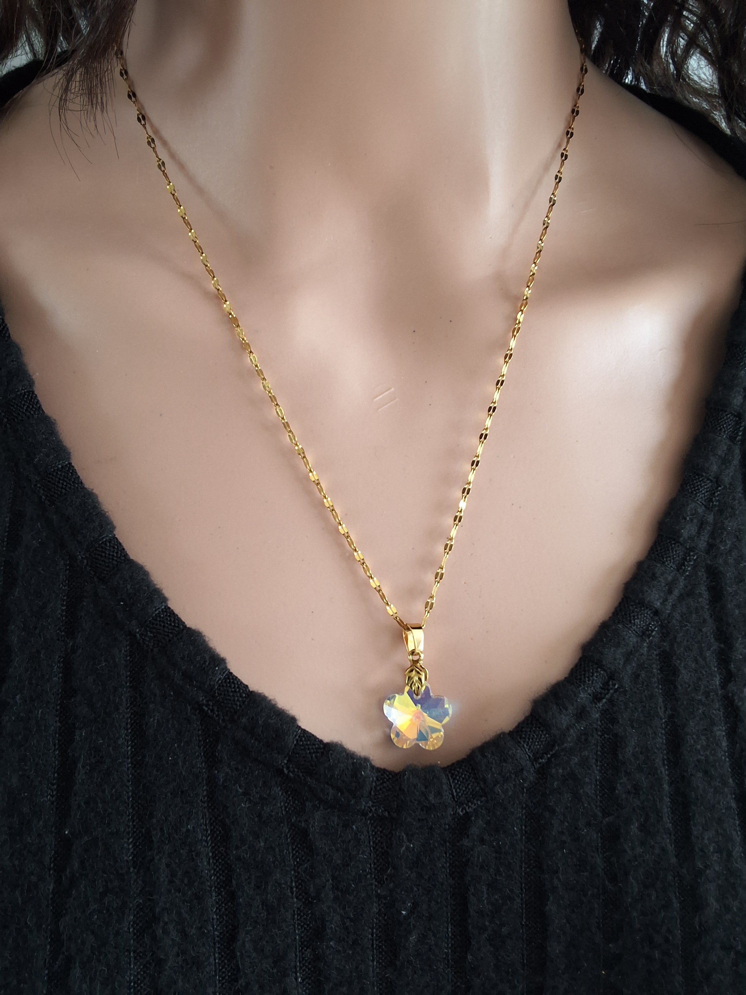 Collier fleur de fraise en cristal or
