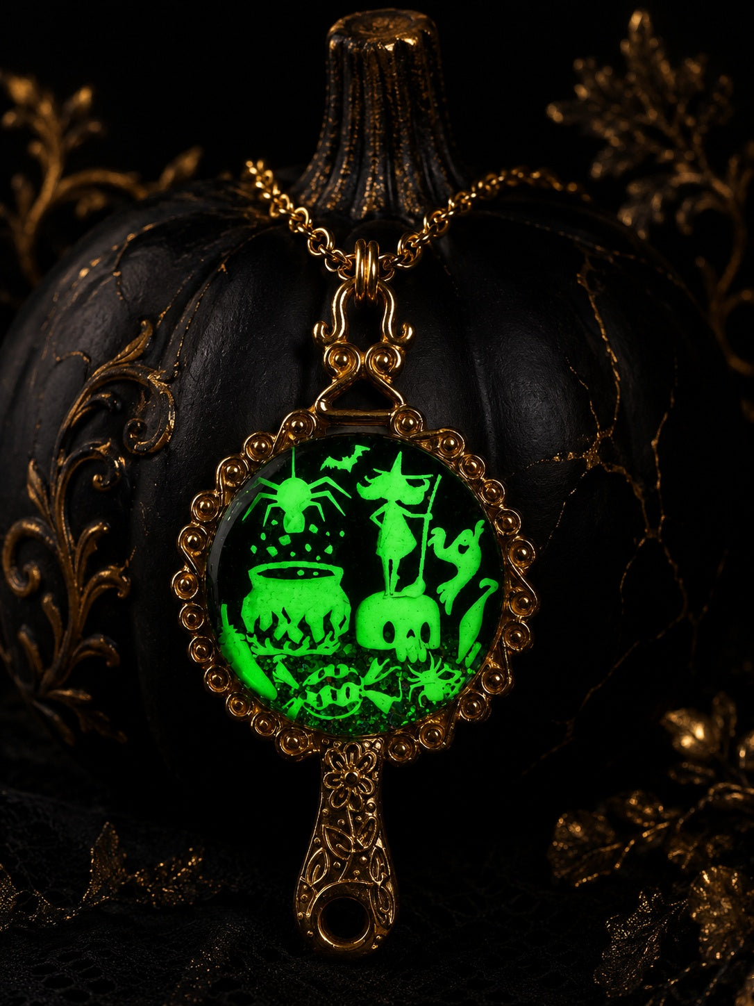 Collier Sortilège de Minuit – Sorcière au Chaudron Fluorescente