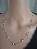 Collier Étoiles de Lumière – perles blanches & reflets irisés