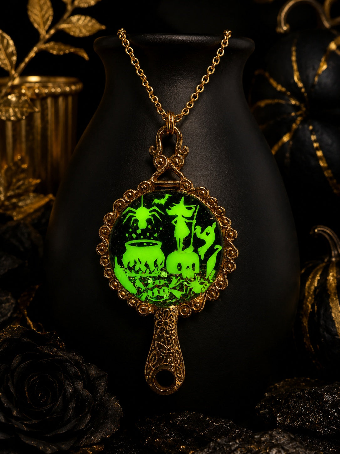 Collier Sortilège de Minuit – Sorcière au Chaudron Fluorescente