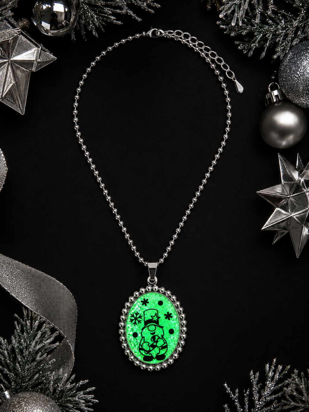 Collier Lutin du Père Noël – Magie Fluorescente vert