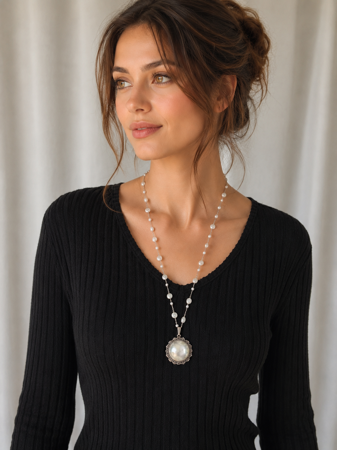 Collier à dentelle avec grosse perle blanche avec la fée siela