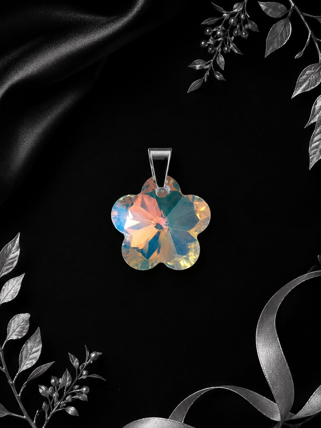 Le collier fleurs de fraise en cristal argenté