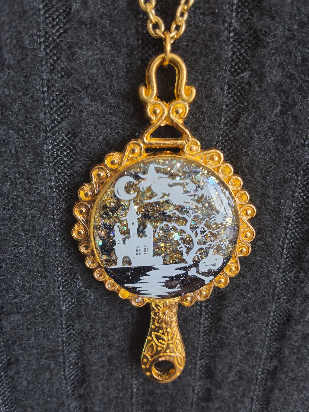 Collier Château Ensorcelé – Sorcière Volante Fluorescente