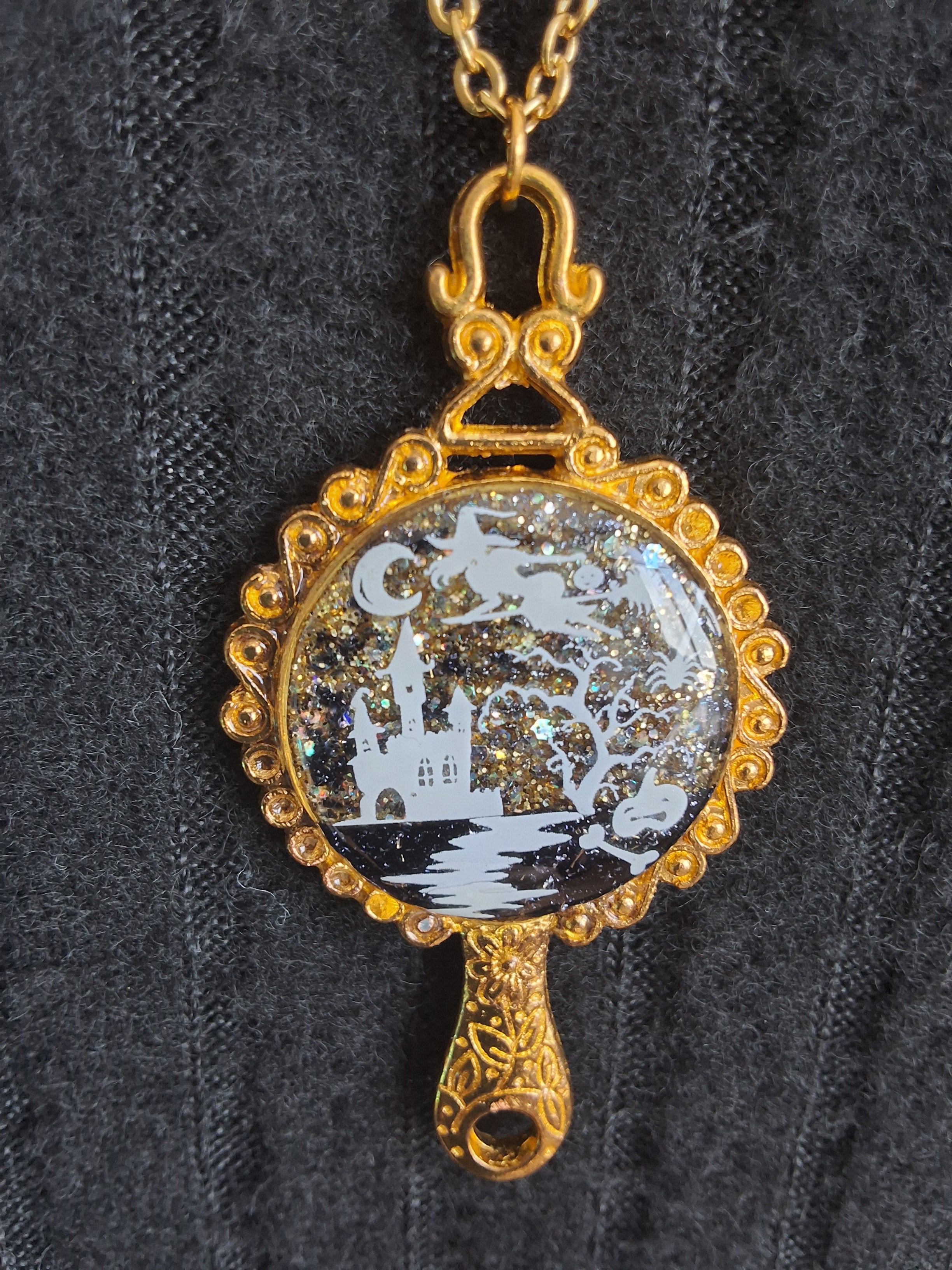 Collier Château Ensorcelé – Sorcière Volante Fluorescente