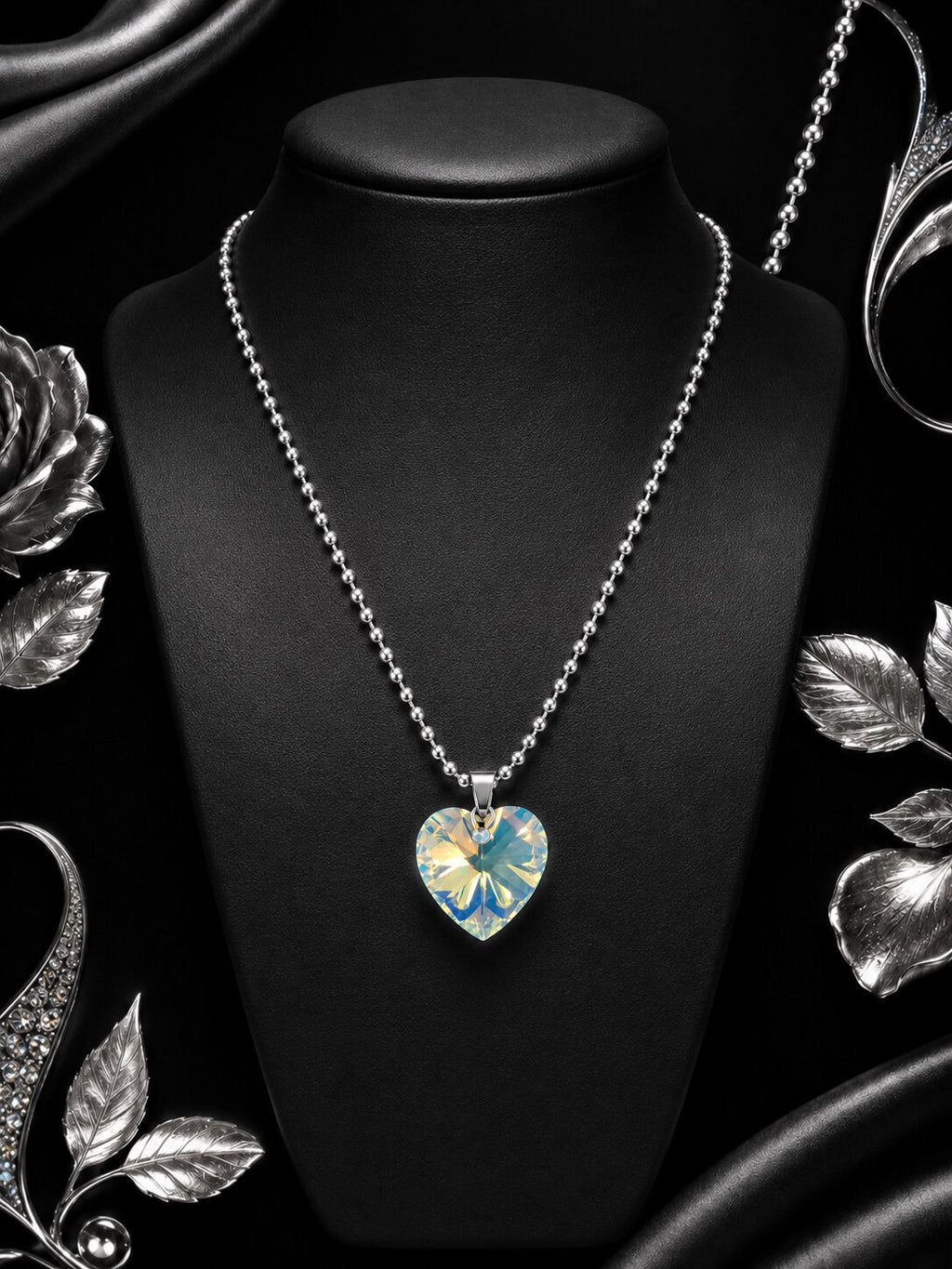 Le collier petit cœur enchanté en cristal argenté ...