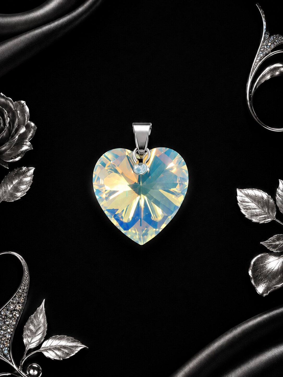 Le collier petit cœur enchanté en cristal argenté ...