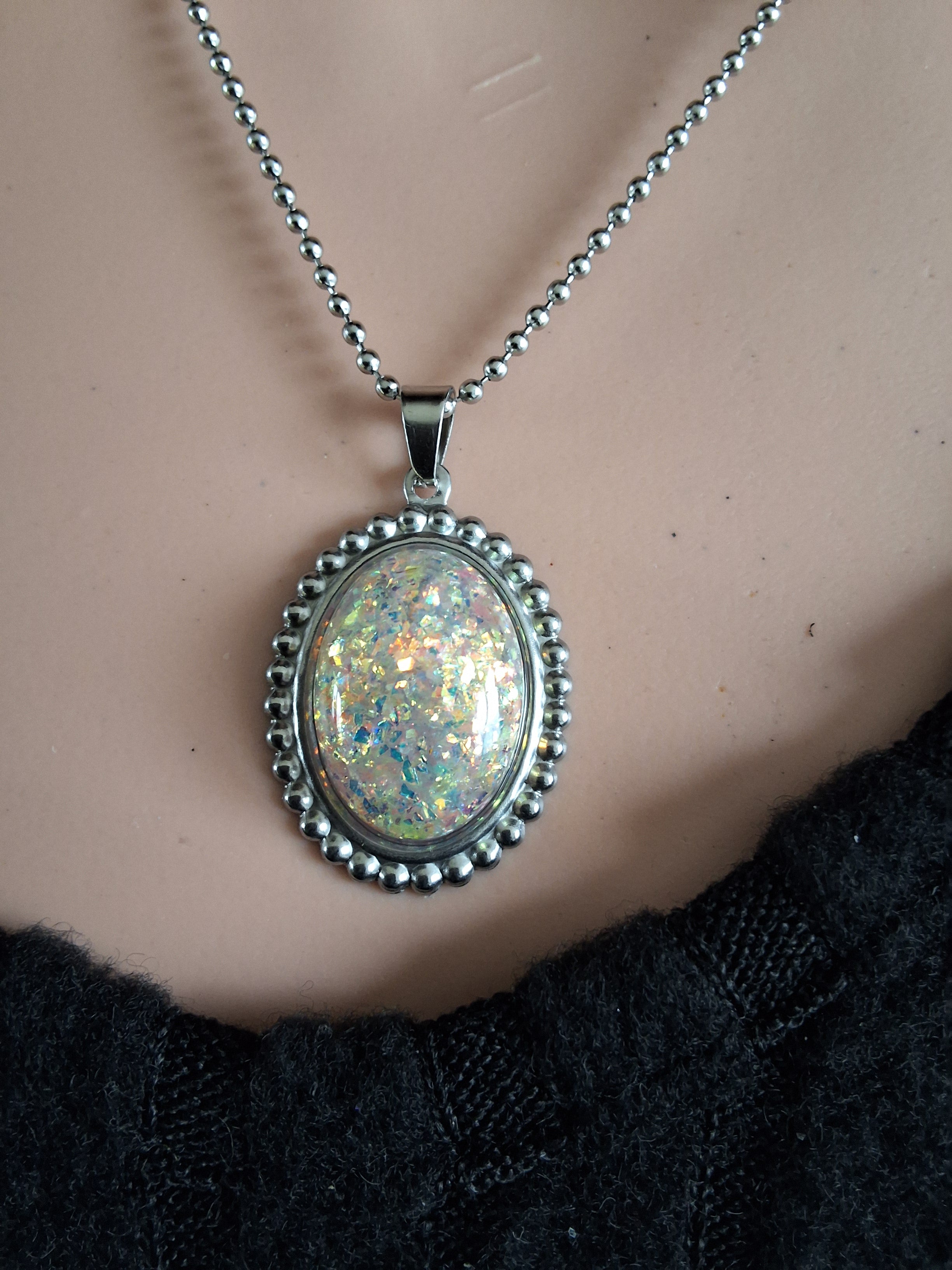 Collier imitation opale bombé