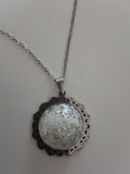 Collier Traîneau du Père Noël – Nuit Enchantée Fluorescente