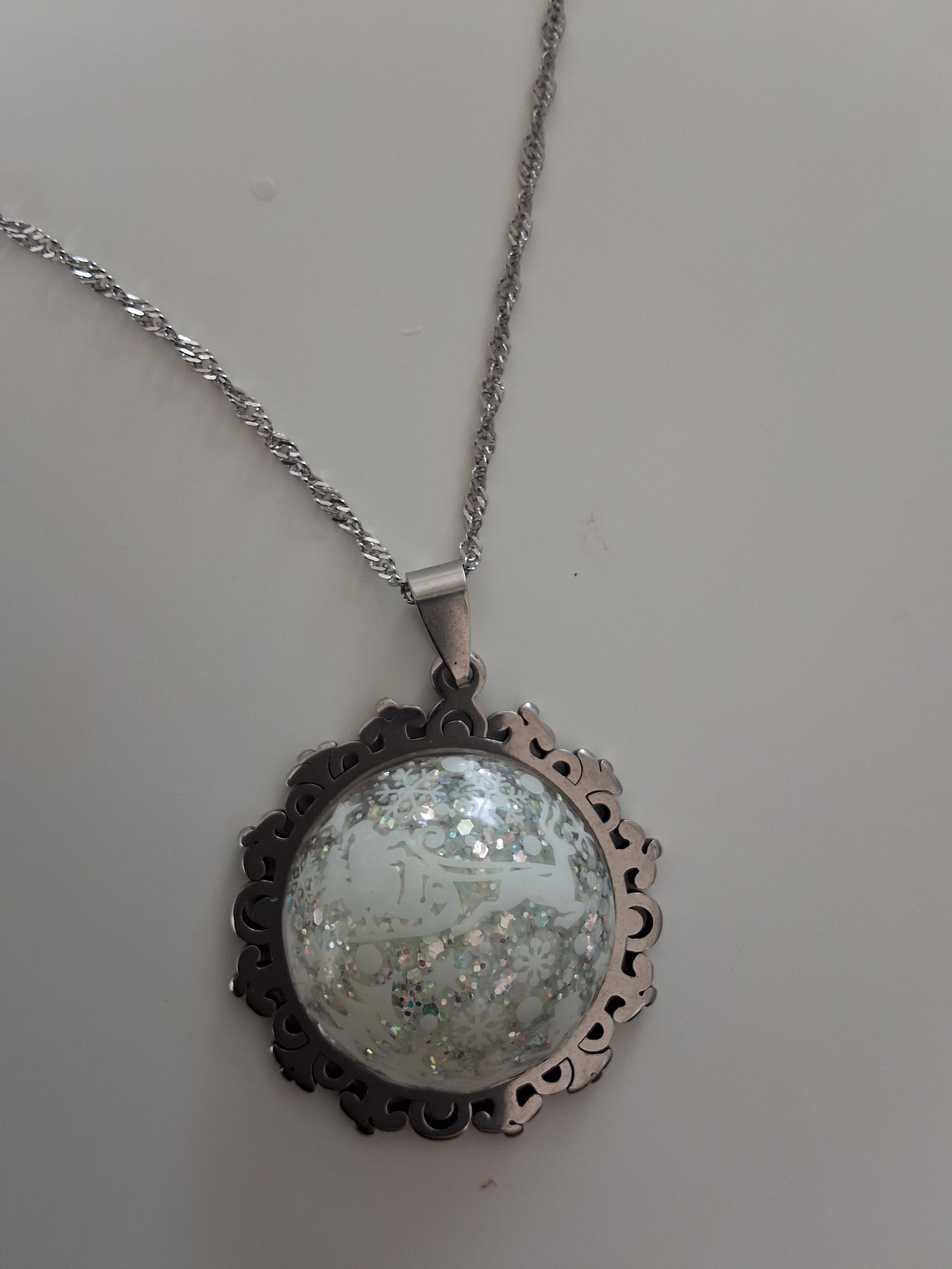 Collier Traîneau du Père Noël – Nuit Enchantée Fluorescente