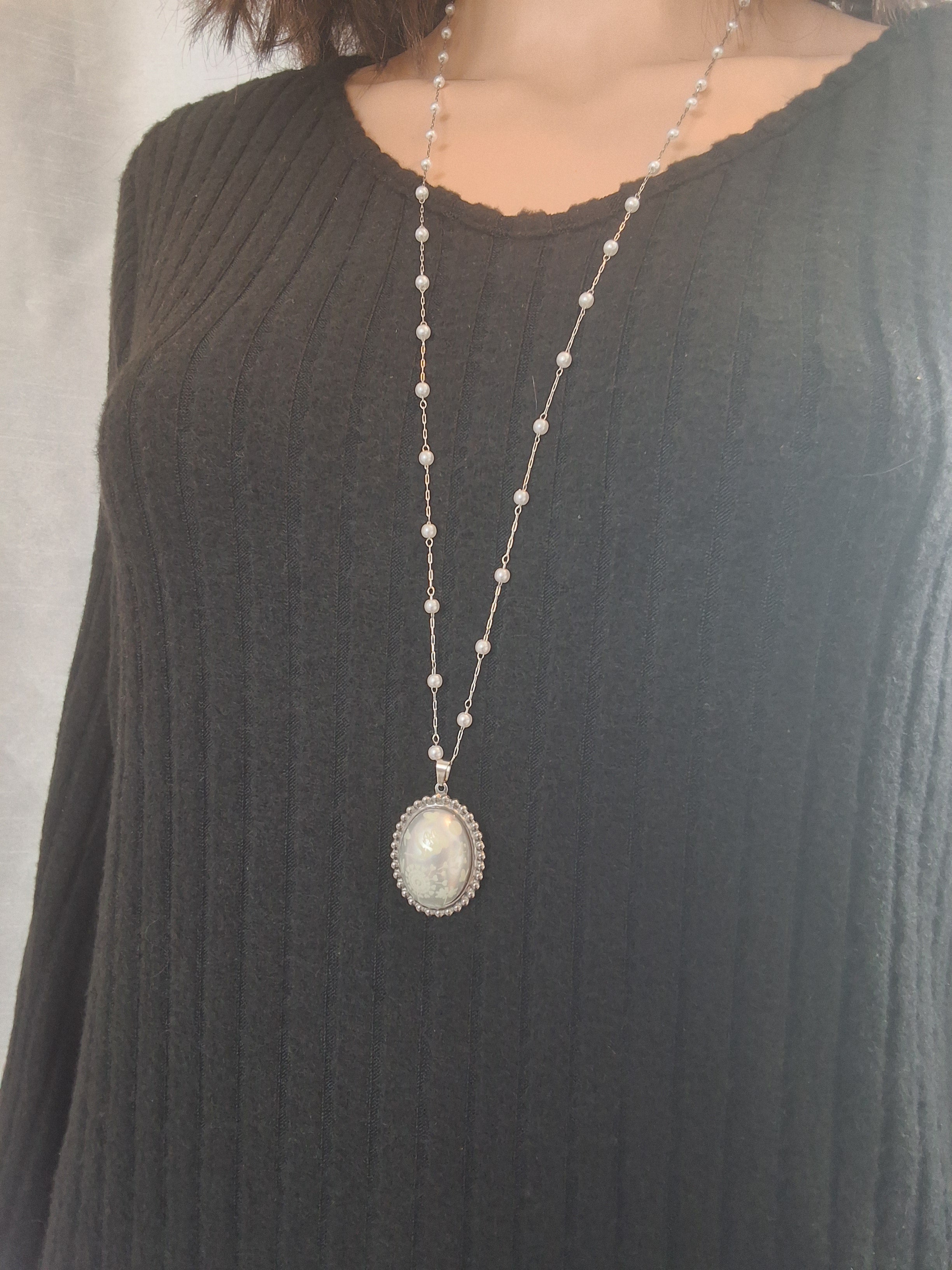 Collier perle ovale avec la fée planissette