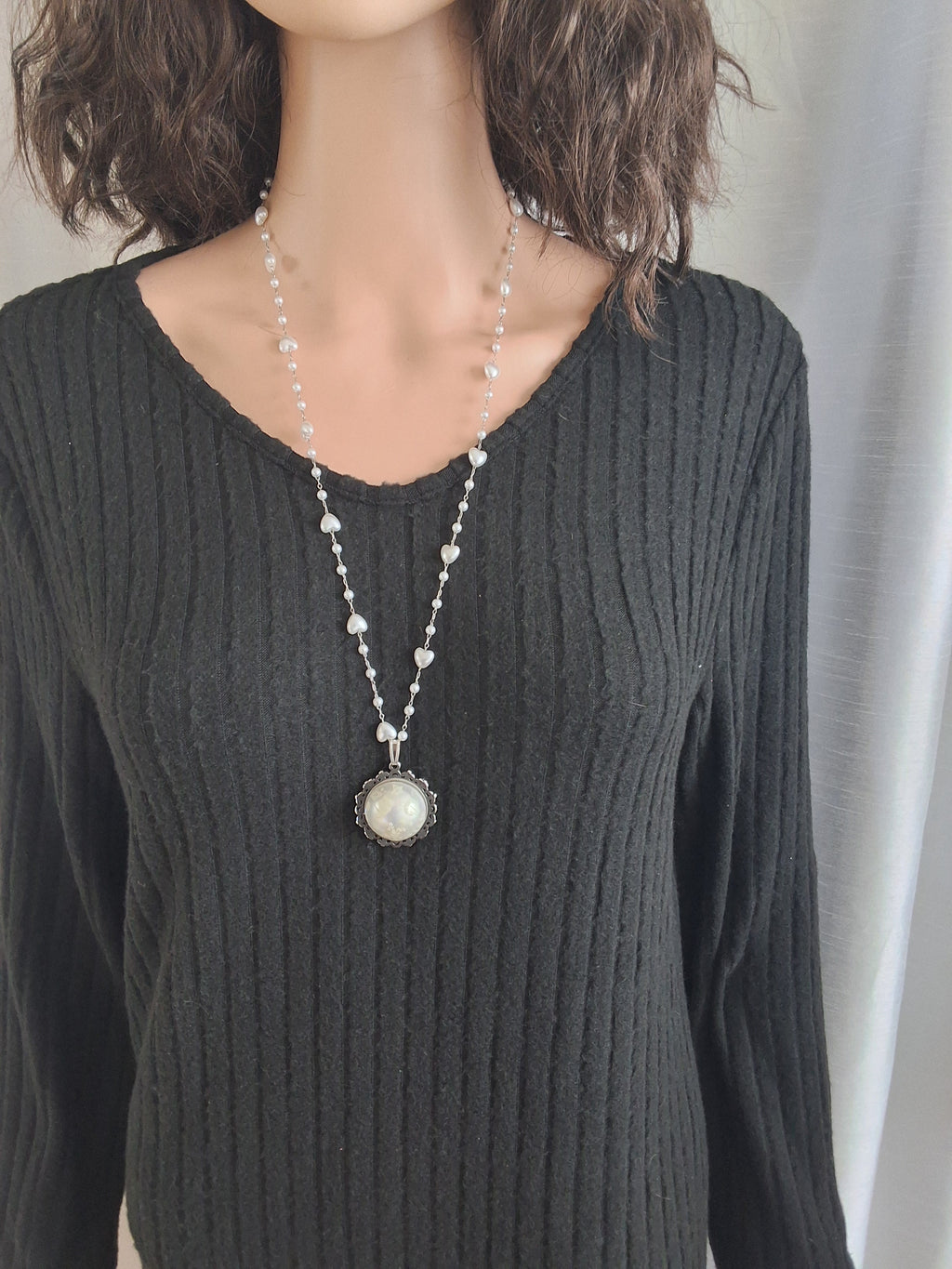 Collier rond à dentelle avec grosse perle blanche de la fée planissette 2