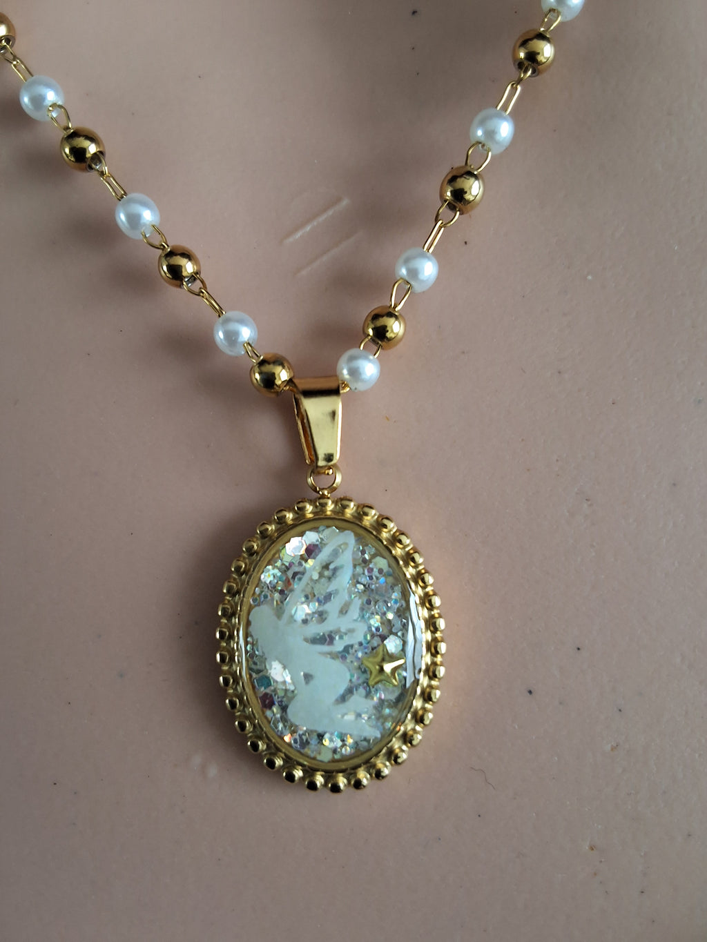 Collier de perles blanches de la fée stellia