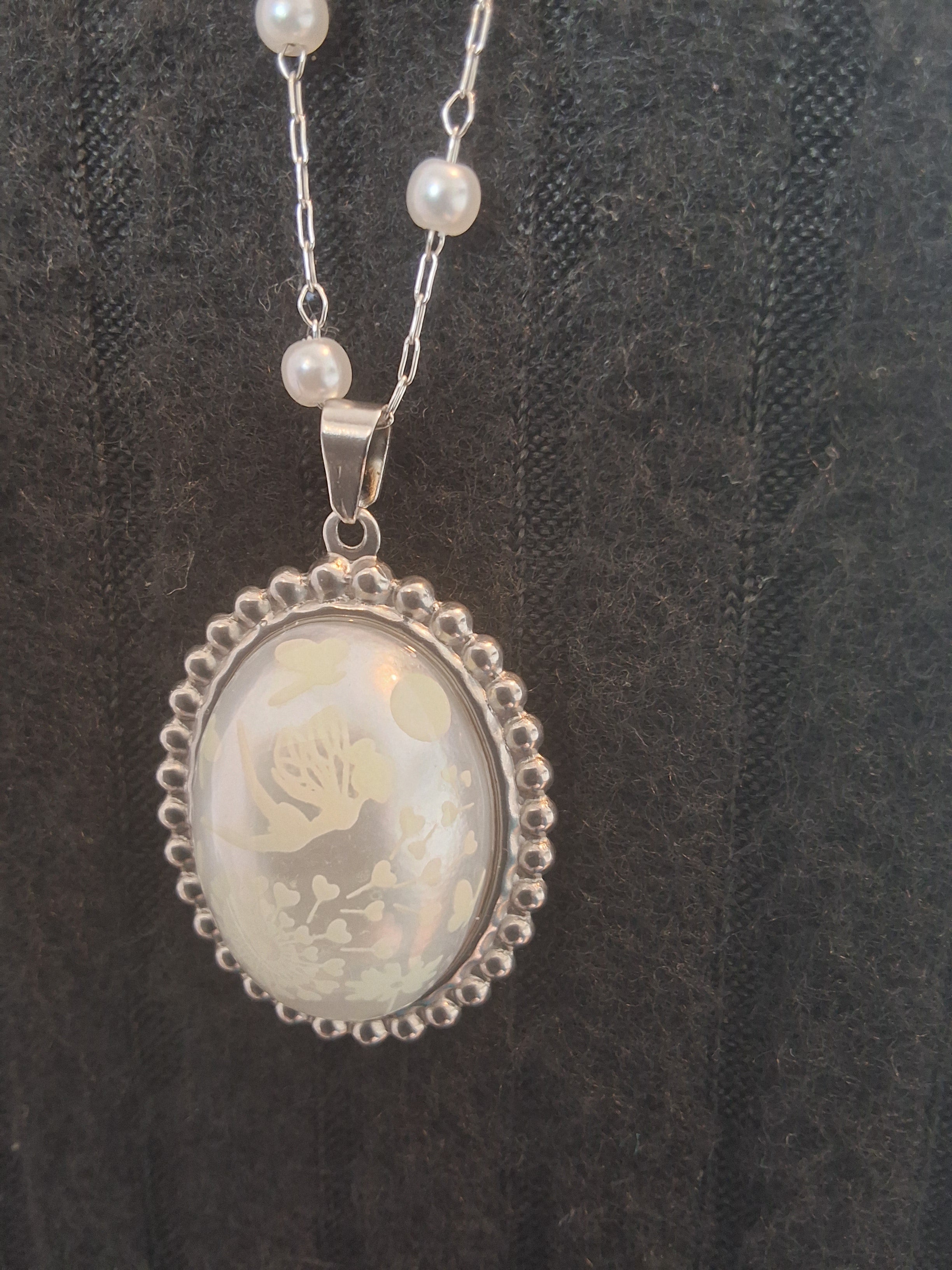 Collier perle ovale avec la fée planissette