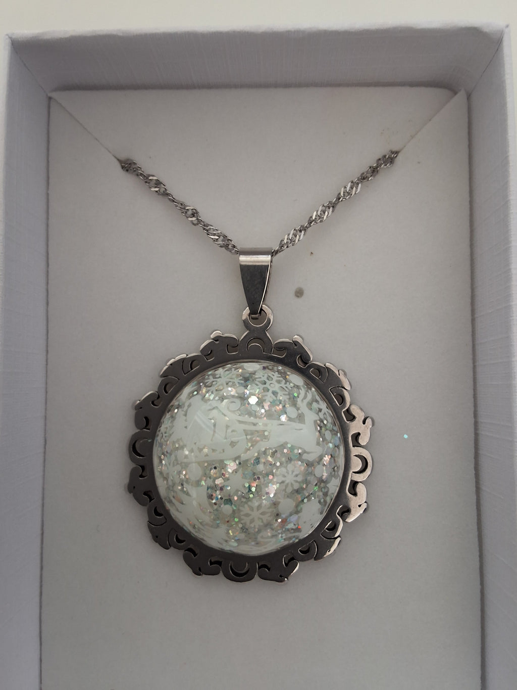 Collier Traîneau du Père Noël – Nuit Enchantée Fluorescente