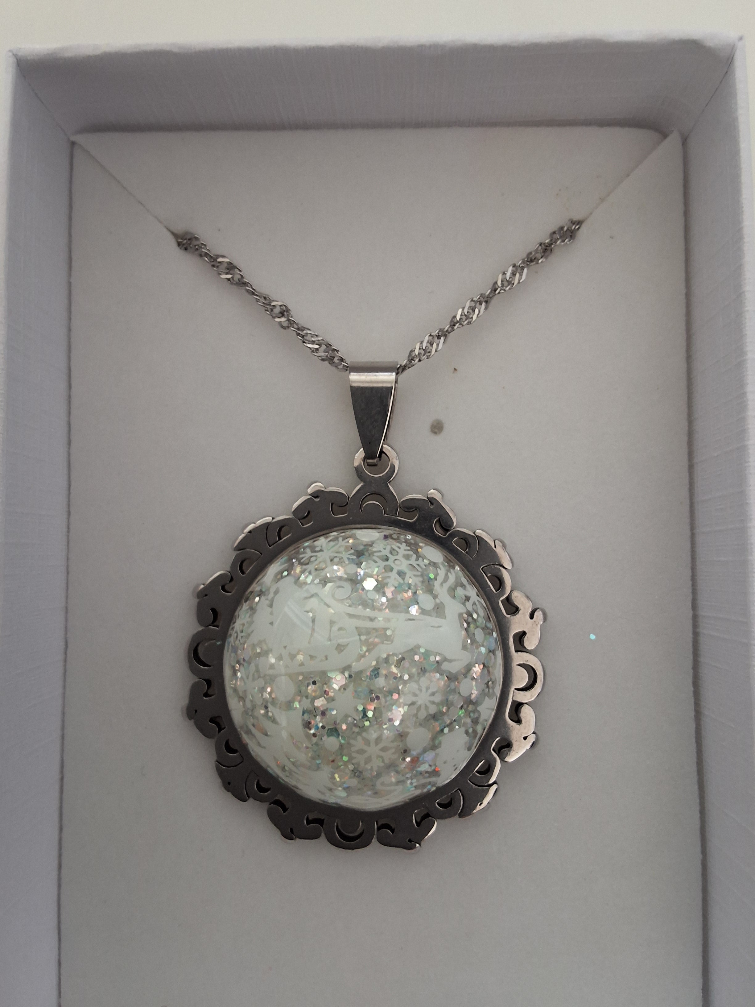 Collier Traîneau du Père Noël – Nuit Enchantée Fluorescente