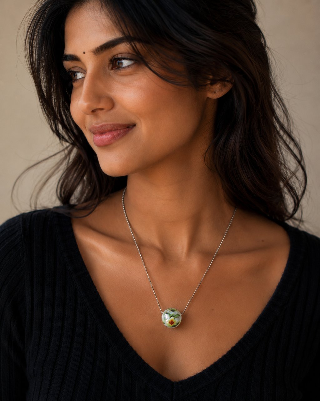 Collier perle dessinée argenté