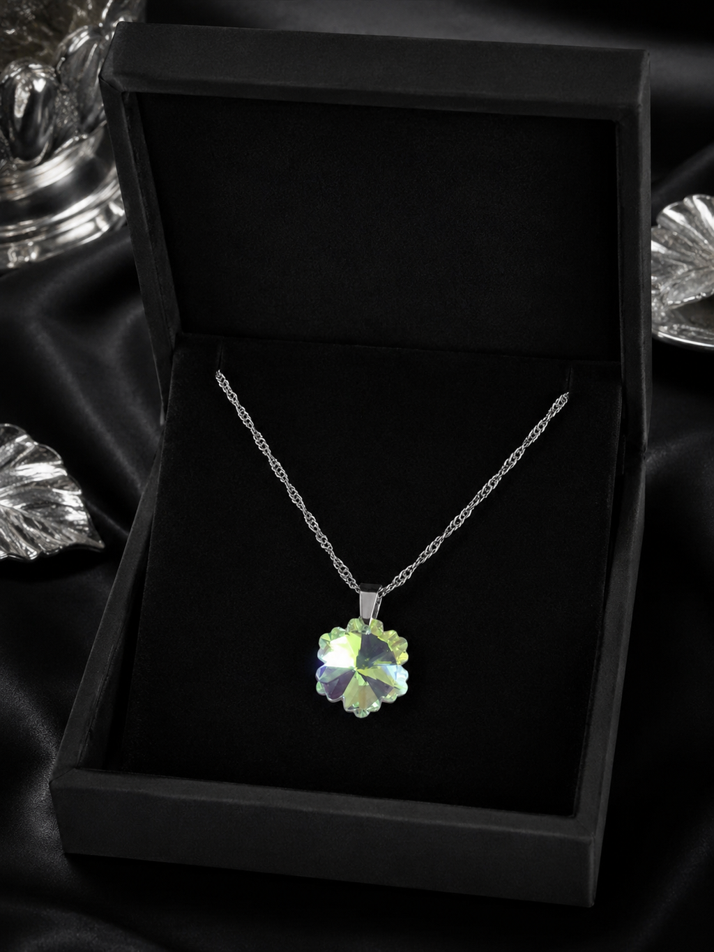 Le collier petit flocon en cristal argenté