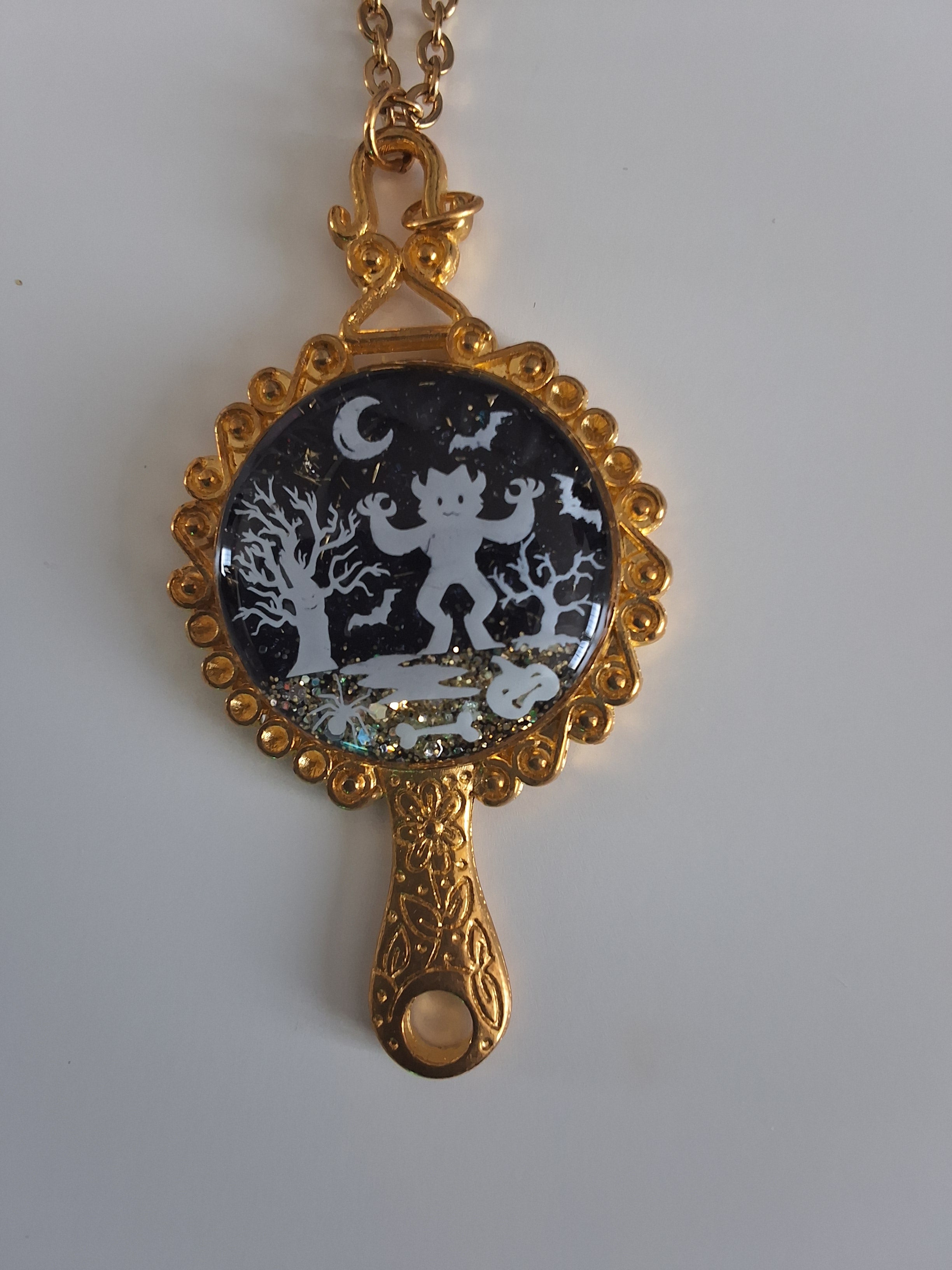 Collier Démon de la Forêt – Créature d’Halloween Fluorescente