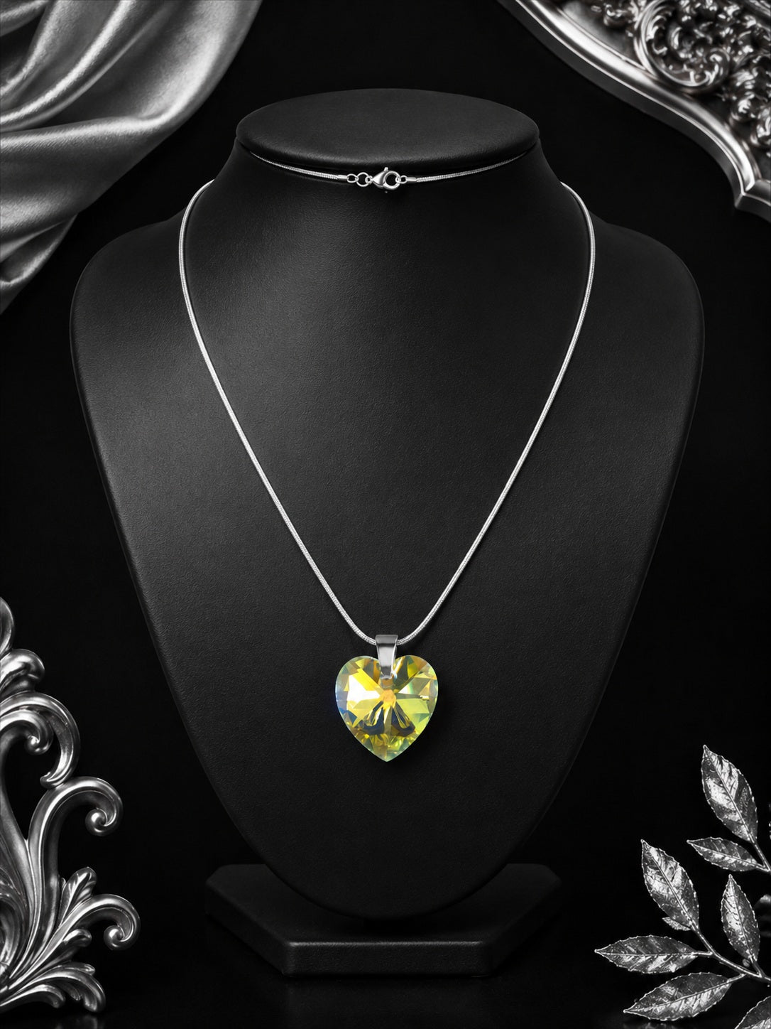 Le collier petit cœur enchanté en cristal argenté