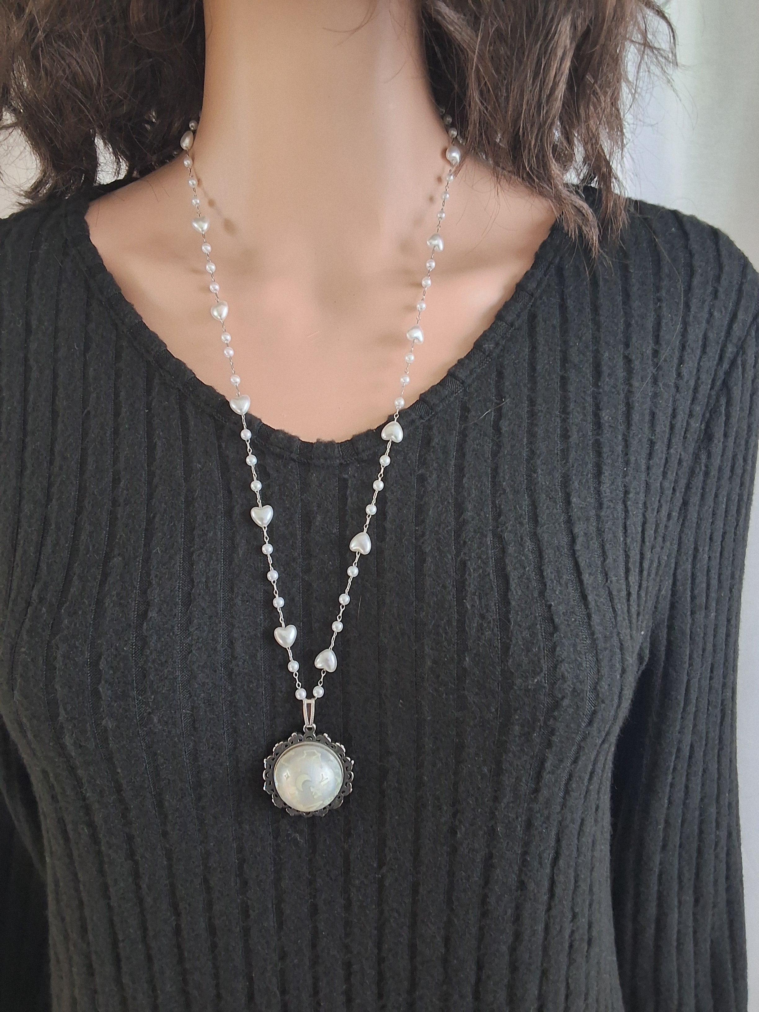 Collier rond à dentelle avec grosse perle blanche de la fée stellia