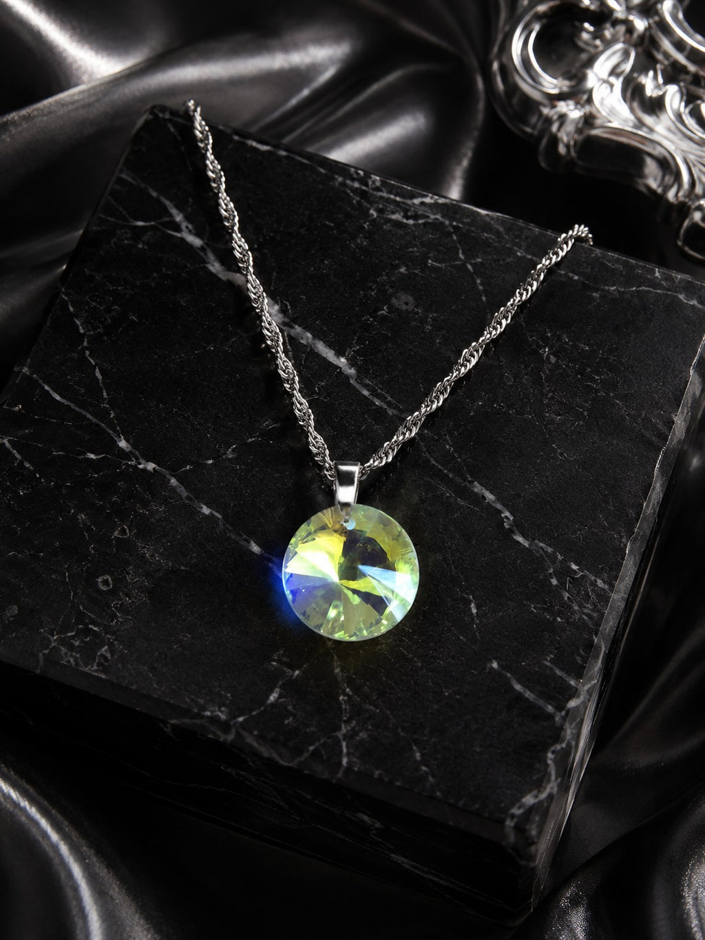 Le collier disque en cristal argenté