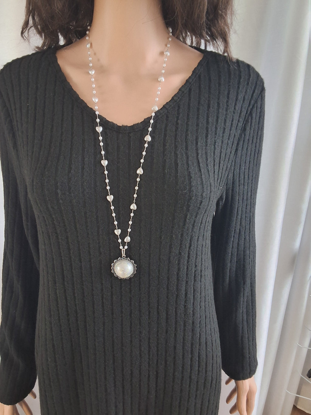 Collier rond à dentelle avec grosse perle blanche de la fée stellia