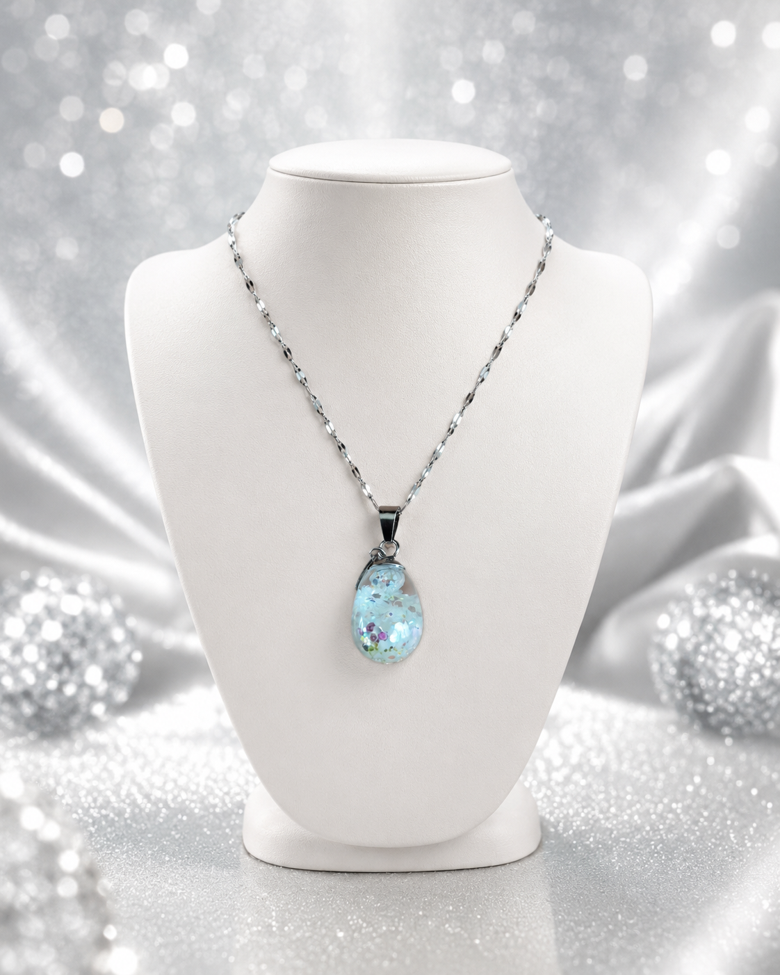 Collier goutte d’eau fluorescent bleu – Lumière enchantée