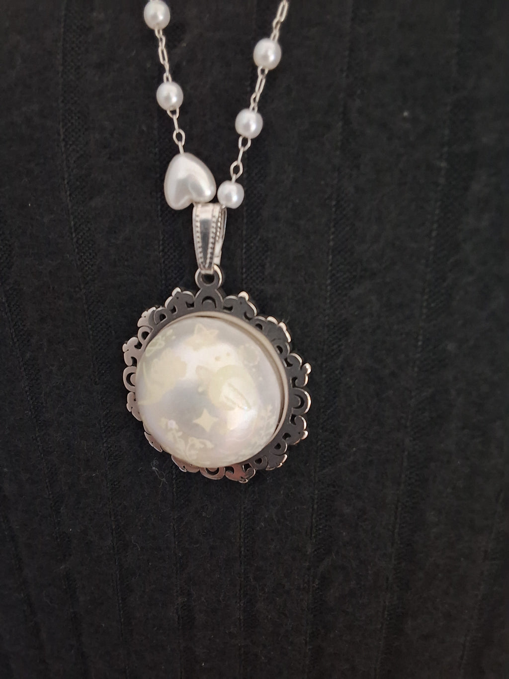Collier rond à dentelle avec grosse perle blanche de la fée planissette 2