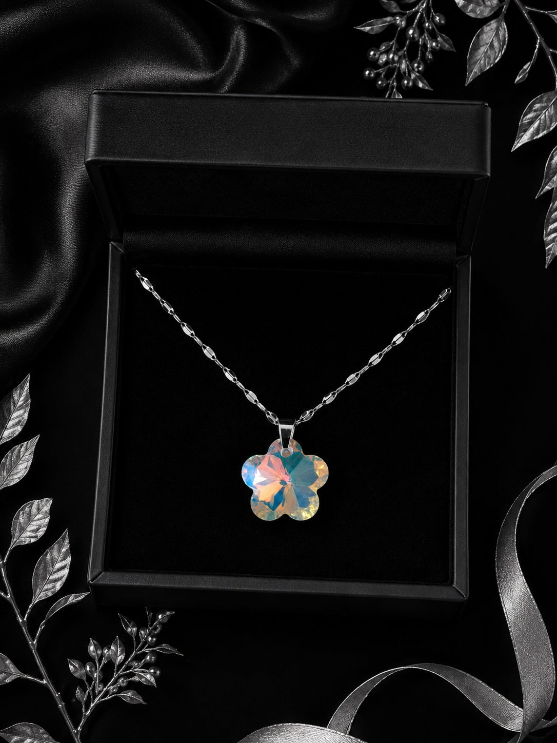 Le collier fleurs de fraise en cristal argenté