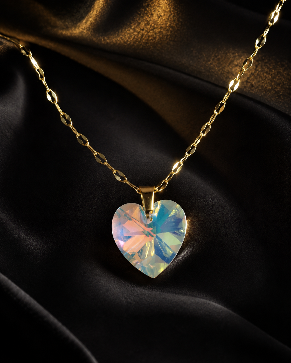 Le collier petit cœur enchanté en cristal doré