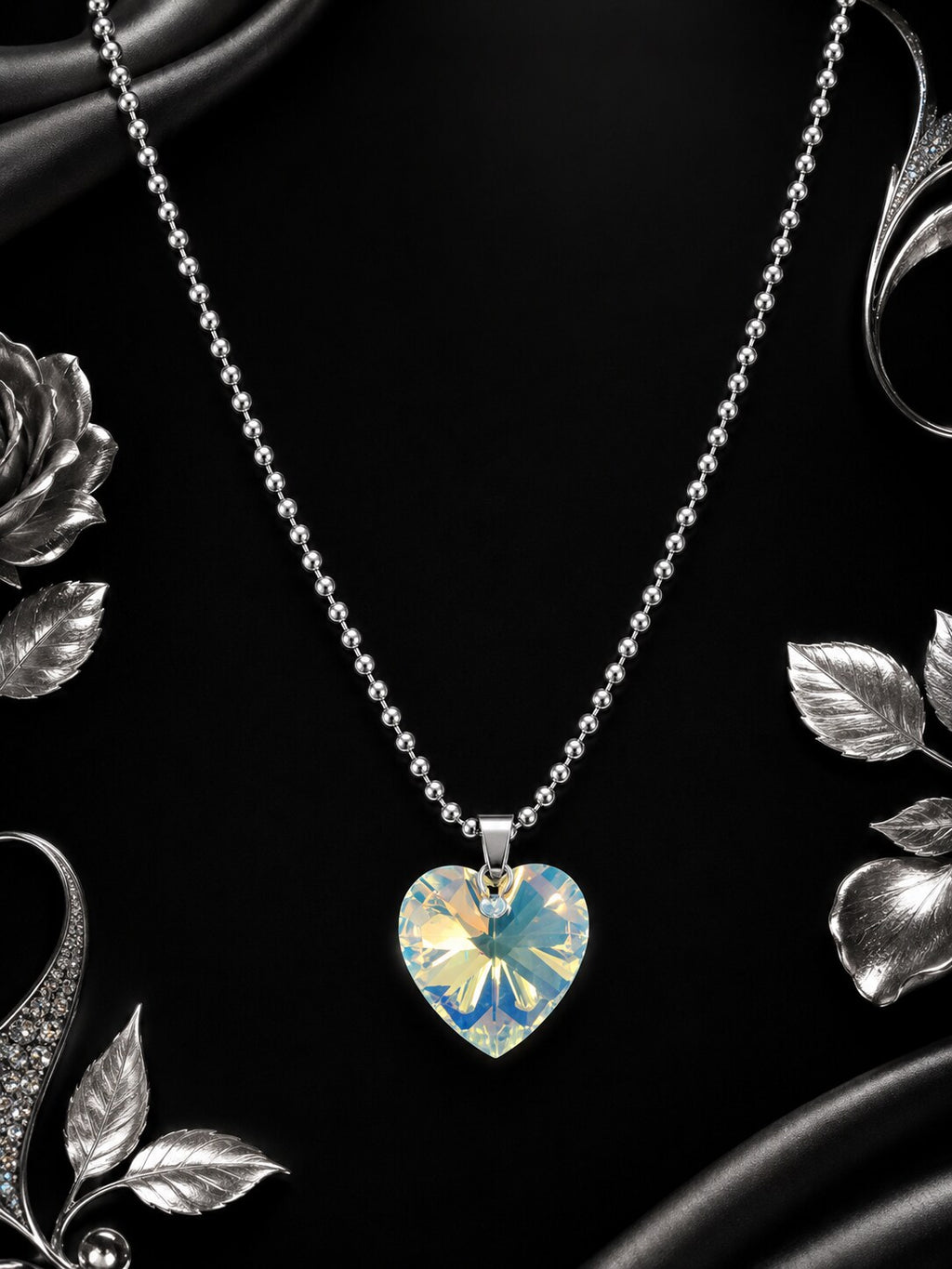 Le collier petit cœur enchanté en cristal argenté ...