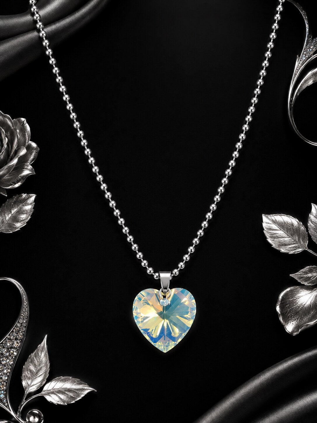 Le collier petit cœur enchanté en cristal argenté ...