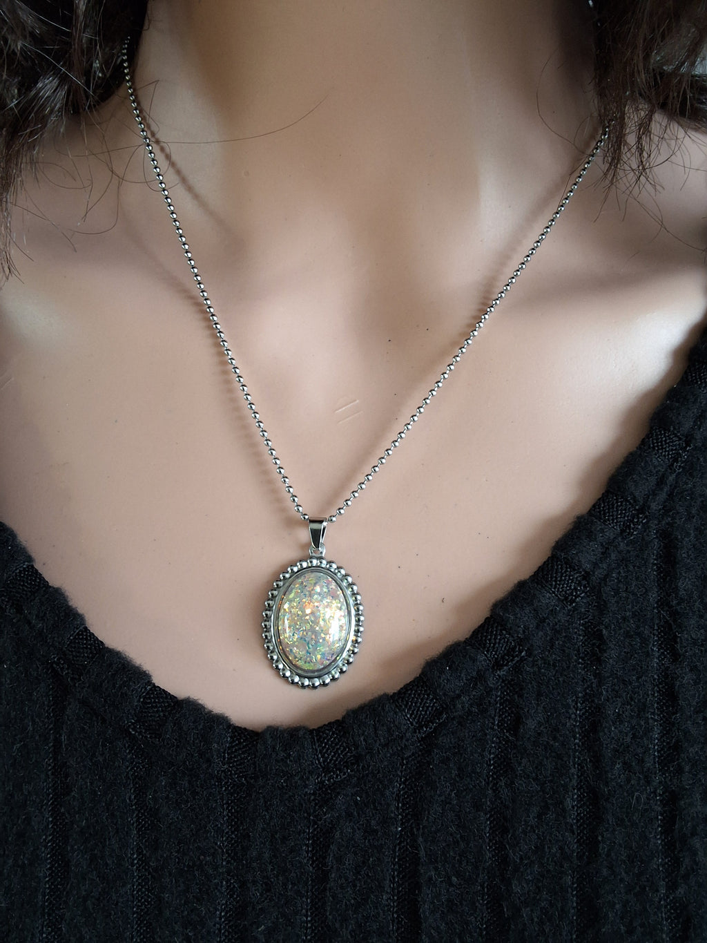 Collier imitation opale bombé