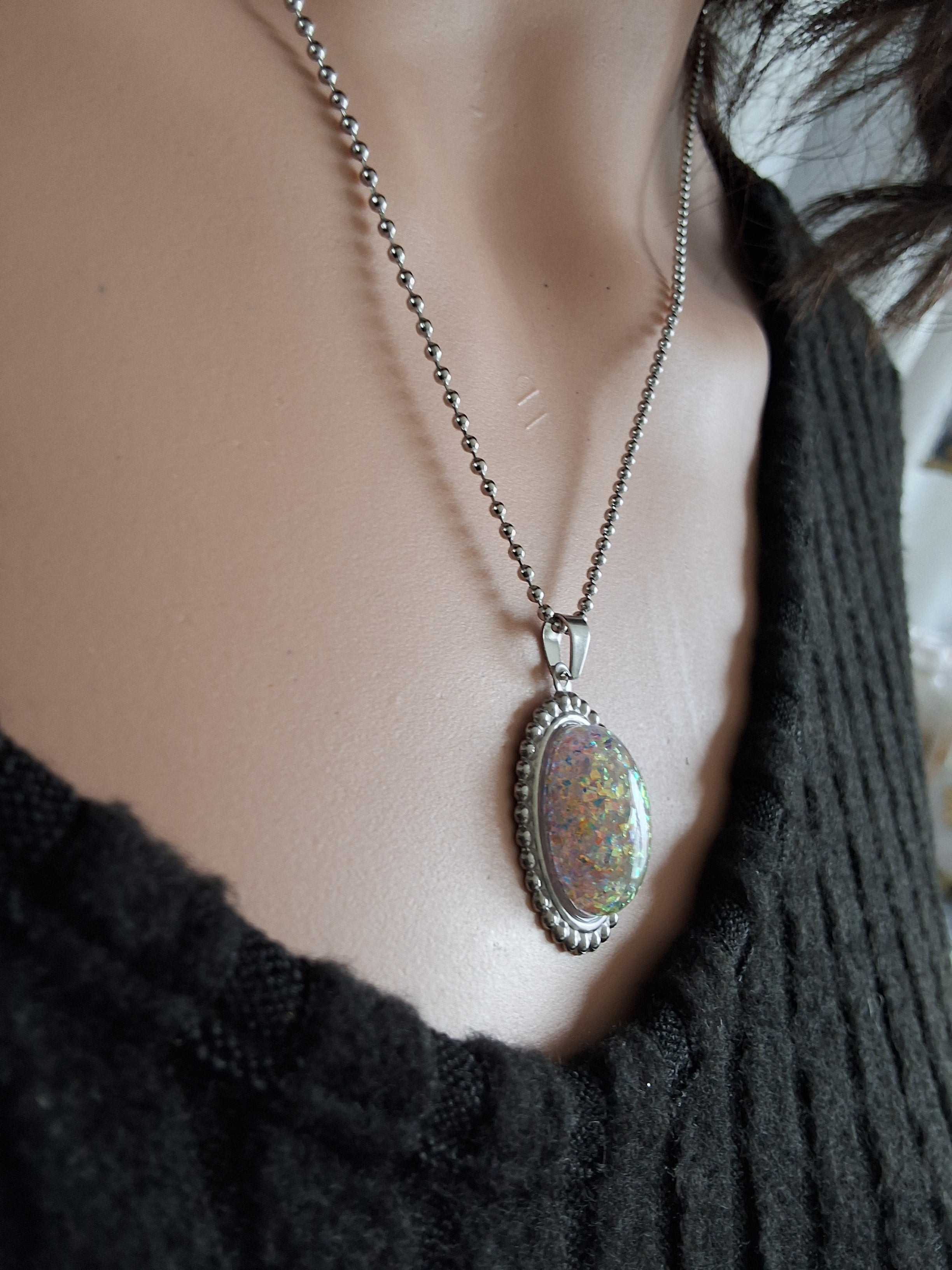 Collier imitation opale bombé