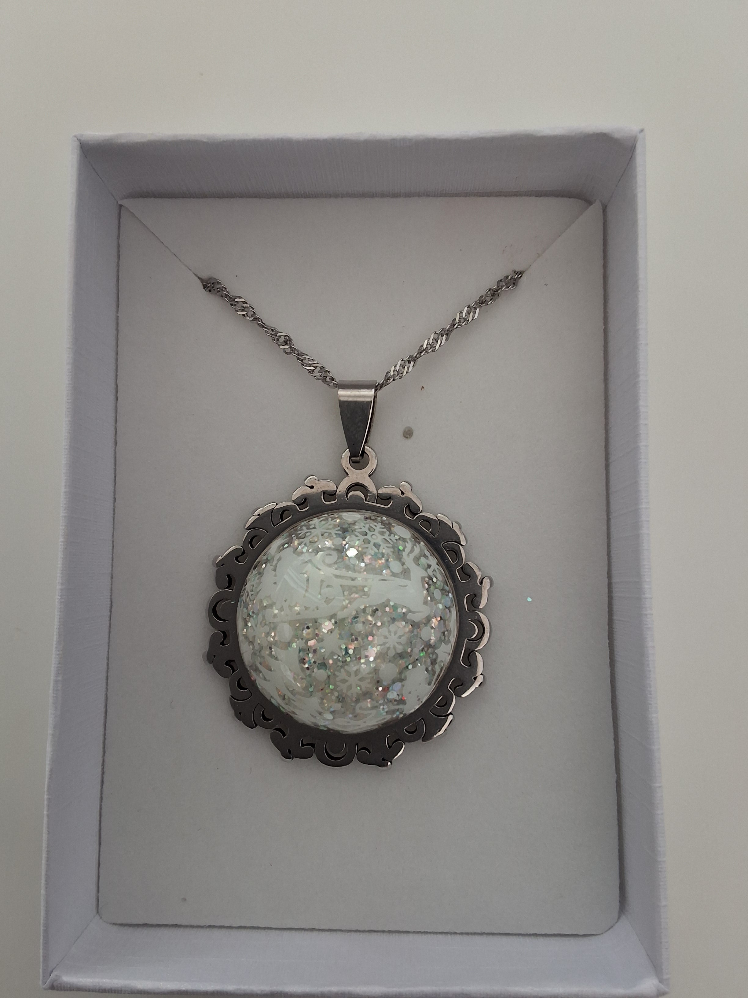 Collier Traîneau du Père Noël – Nuit Enchantée Fluorescente