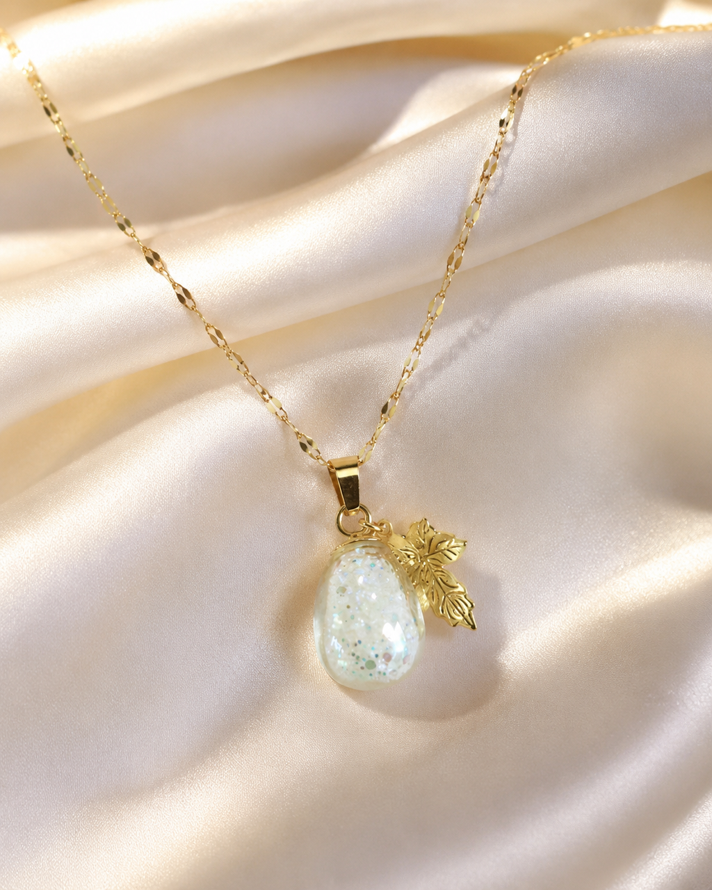 Collier or enchanté de raisin vert