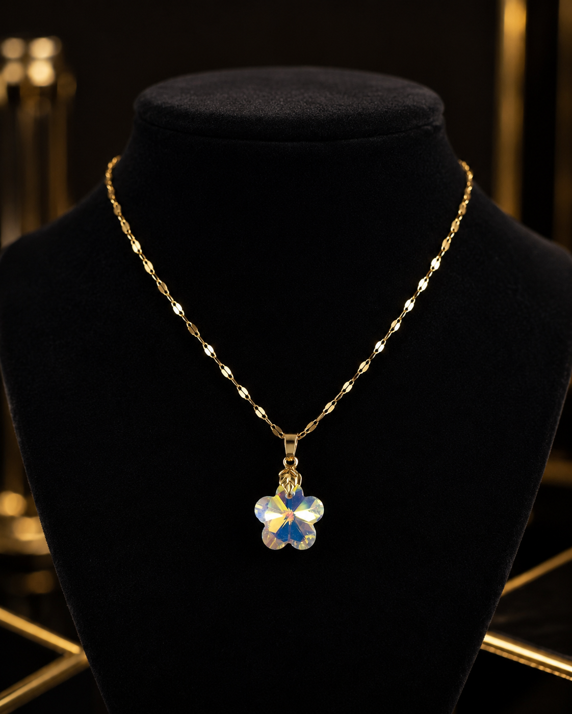 Le collier fleur de fraise en cristal doré