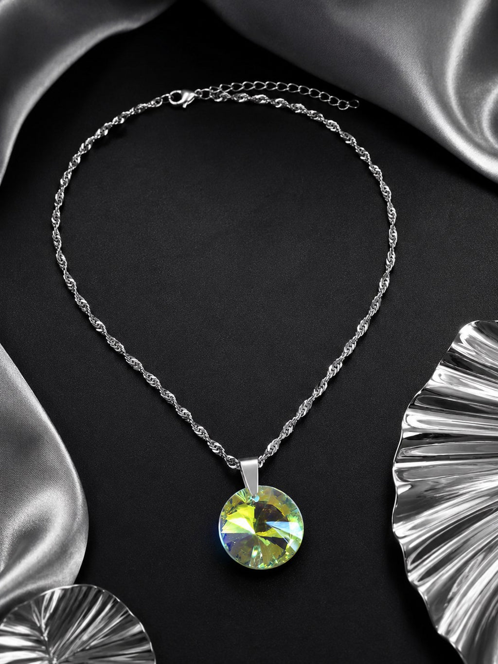 Le collier disque en cristal argenté