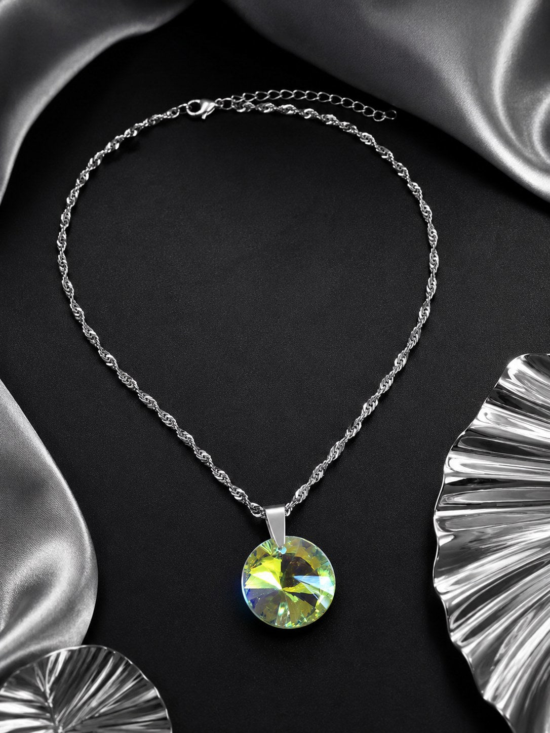 Le collier disque en cristal argenté