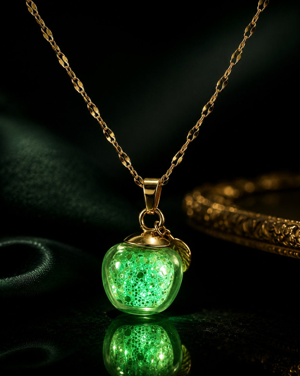 Collier or enchanté pomme verte