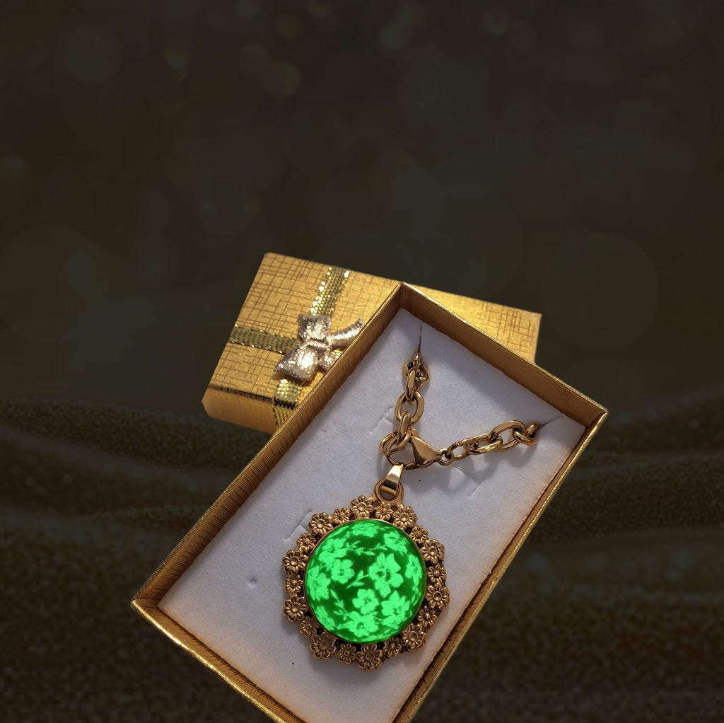 Collier fleures et dentelle.