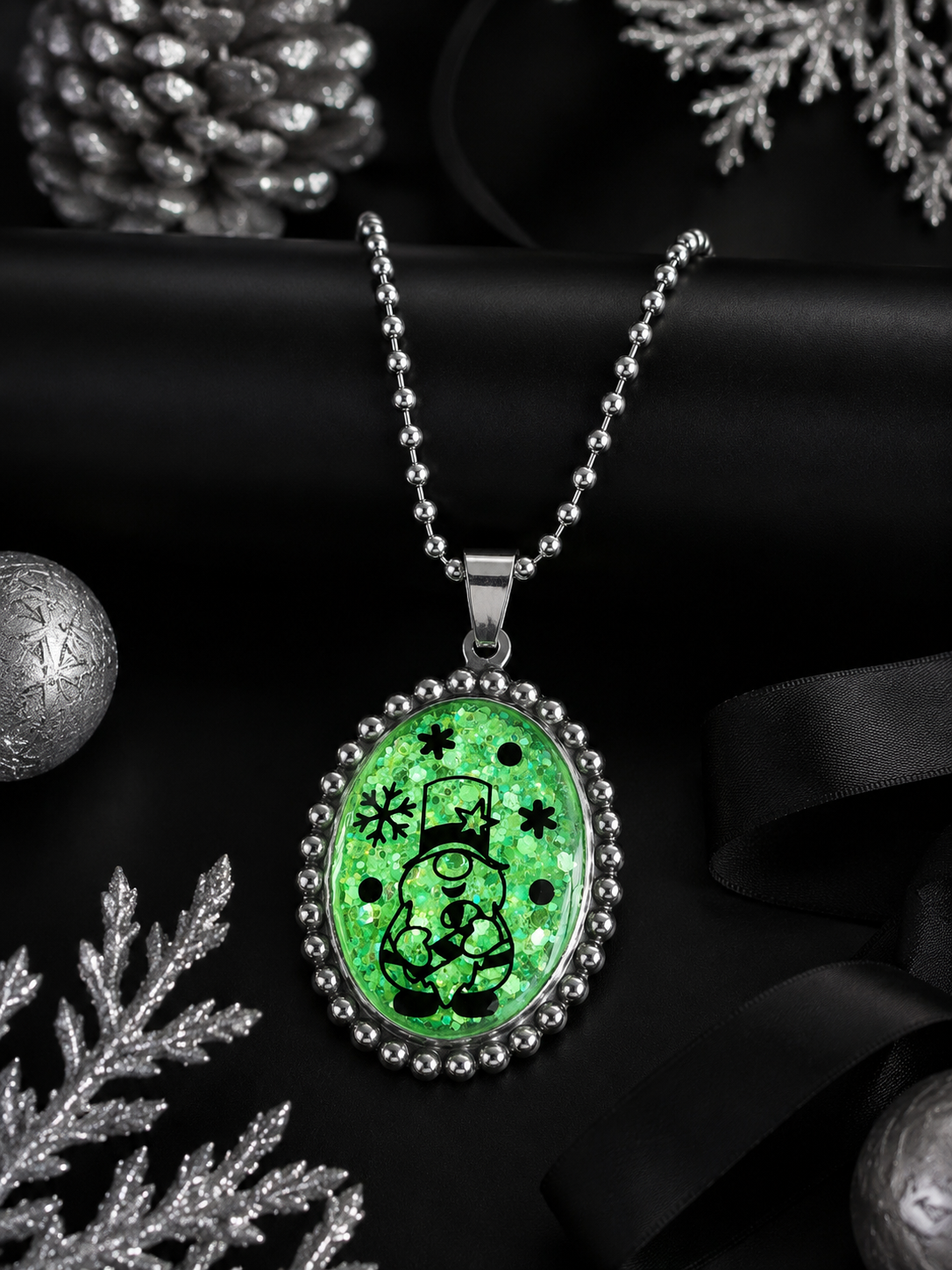Collier Lutin du Père Noël – Magie Fluorescente vert