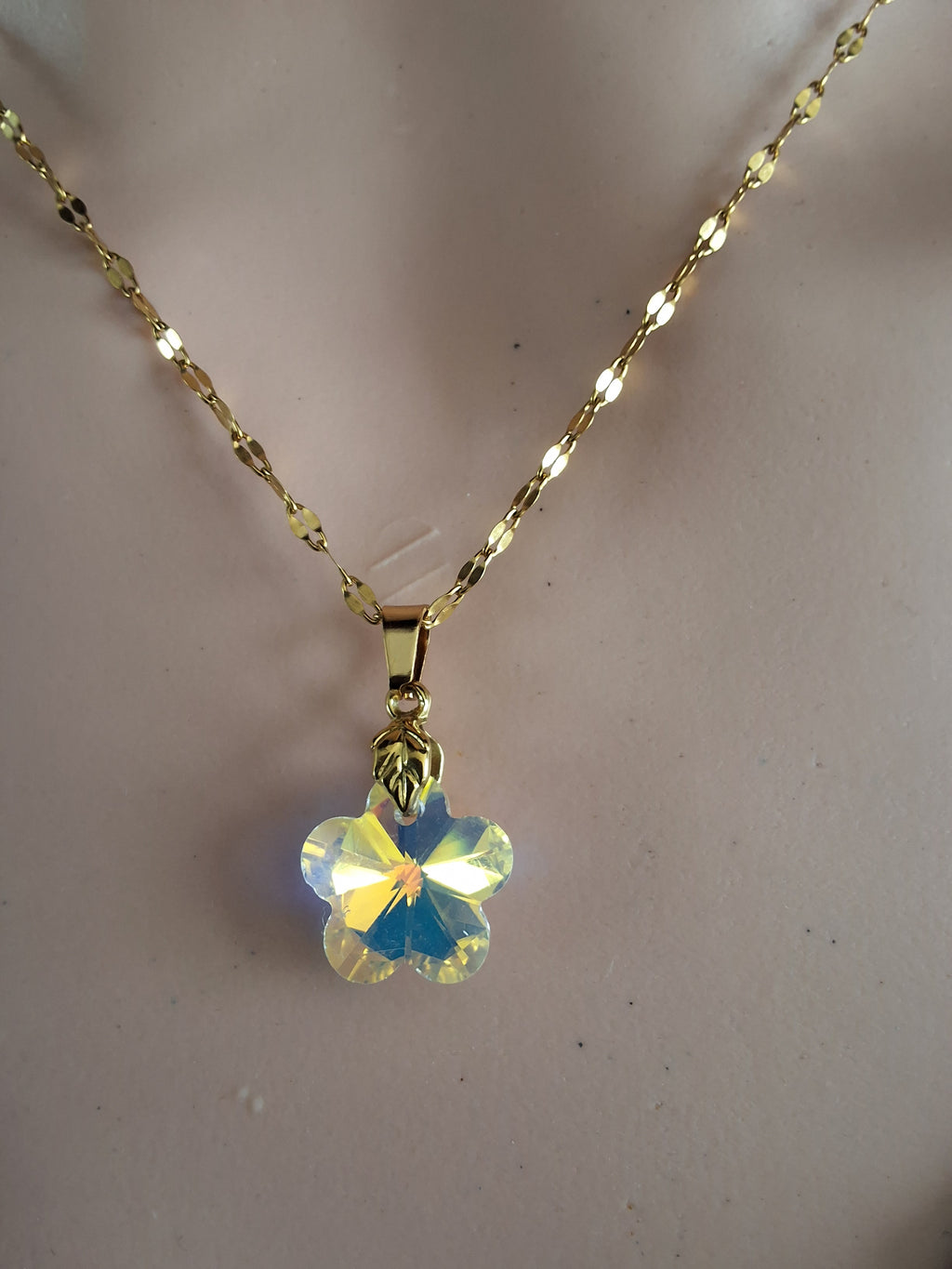 Collier fleur de fraise en cristal or