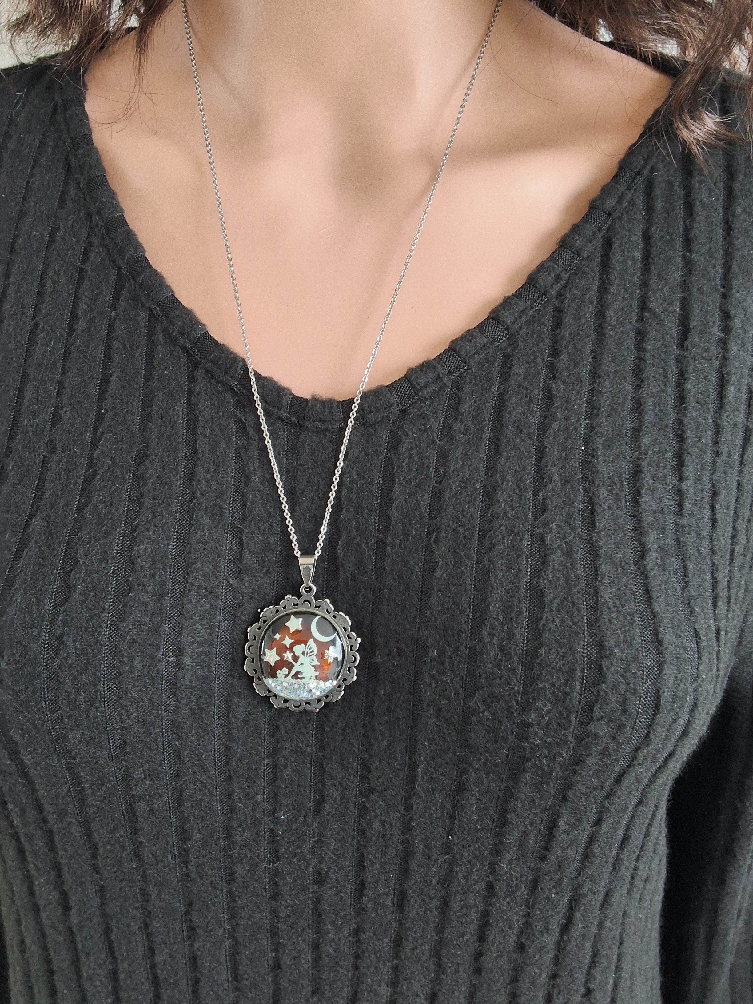 Collier de la fée luna avec grosse perle magique sous les étoiles
