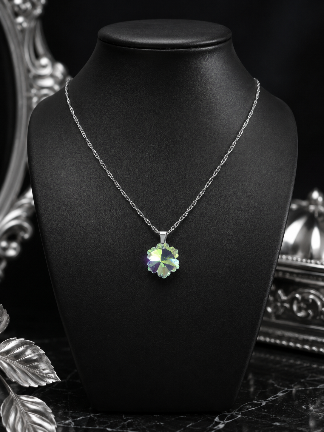 Le collier petit flocon en cristal argenté